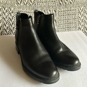 Artica Brown's Black Lug Sole Lined Chelsea Ankle Boot SZ 8